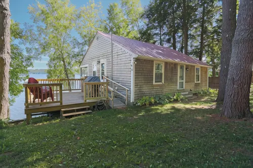 Charming 2BR Lakefront Cottage on Serene Cobbossee w/ Kayaks, A/C - WiFi