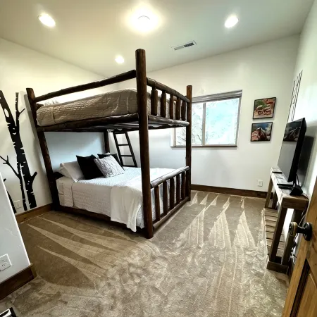 Newly Remodeled Cabin. Secluded. Hot Tub. 7 Miles to Zion National Park