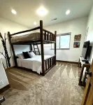 Newly Remodeled Cabin. Secluded. Hot Tub. 7 Miles to Zion National Park