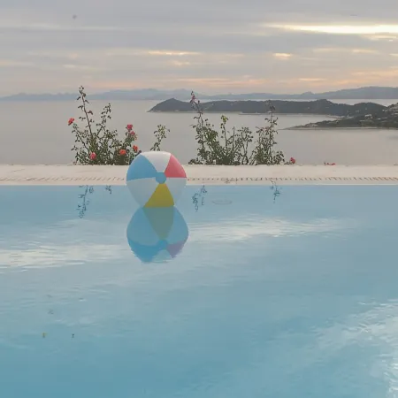 Villa Stella, swimming pool, by the beach, close to Athens