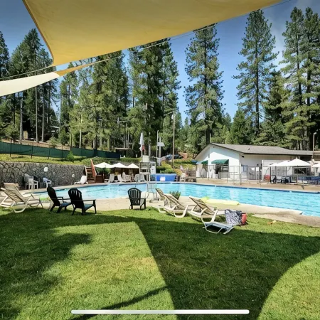 The Cozy Cub: Air Conditioning, Dog Friendly, Pool Table, Private Lakes in Bls