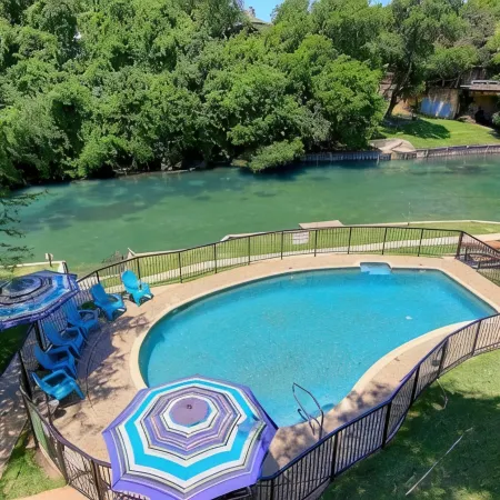 Updated Single Story Comal River Condo with Pool-Walk to Downtown NB