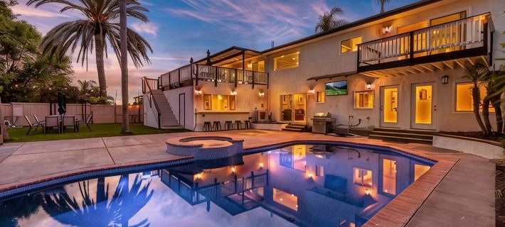 Luxury 8 Bedroom Coastal Villa with Private Pool, Spa, Salon! Hotels in Vista