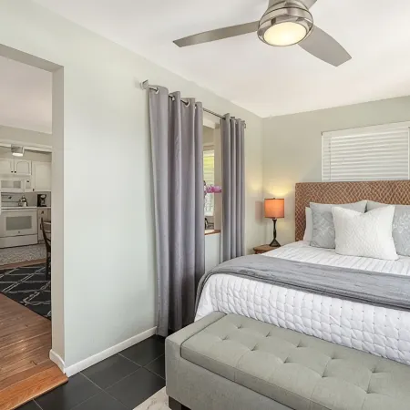 Siesta Key Escape / 2 Br + Den / Pool & Gulf Views