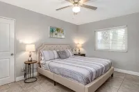 Beautiful downtown Melbourne Beach renovated apartment one block from the beach!