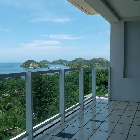 L Bajo Hotel