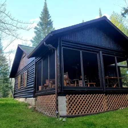 Grayling, MI - Fisherman's Log Cottage on the "Holy Waters" of the AuSable River