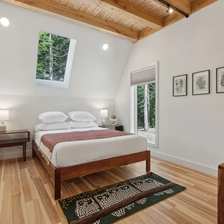 Maine Frame: Cozy Retreat in the Freeport Woods