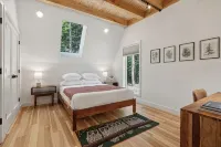 Maine Frame: Cozy Retreat in the Freeport Woods - 4-Star