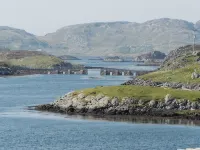 Tranquil Loch side cottage in the Hebrides - Country Houses