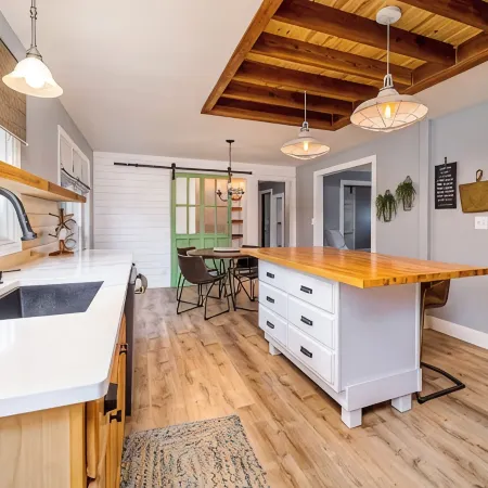 Cheerful & cozy farmhouse 2 bedroom home Отели в г. Джонсон