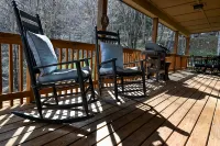 Huge Decks, Hot Tub, Fire Pit & Dog Friendly. Close to Boone and Banner Elk.