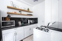 Chic Condo w Parking, AC and Steps to Beach and Convention Center - Kondo