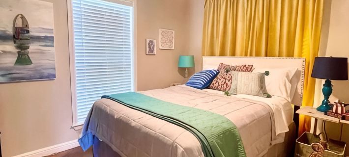 Lake view & tree house vibes with 2 outdoor decks! Hotels in Hood County