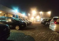 De Cozy Inn Mojokerto - parking