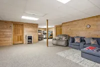 Lakefront Retreat | Sleeps 10 | Private Beach - 5-Star