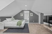Luxury 5-bedroom House in Charming Cincinnati with Gym, AC, Grill and Smart TVs. - 방갈로