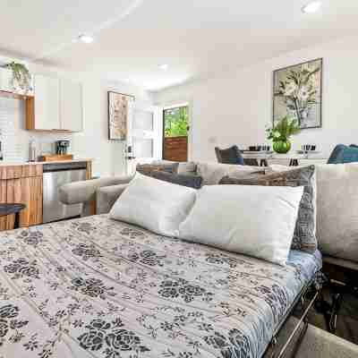 Modern 1BR Retreat, Near Downtown Dallas + Parking Rooms