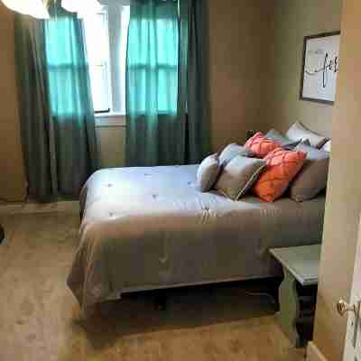 Entire House Downtown PC - off street parking Rooms