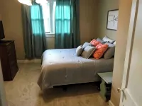 Entire House Downtown PC - off street parking - 2-Star