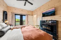 Lakefront home with retro accents, private pool, and private dock. - Alppimaja