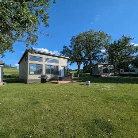 Bright and modern tiny home on the lake!