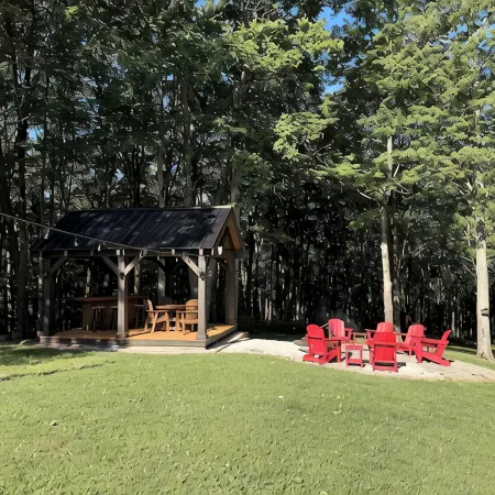 Cabin in Hocking Hills with Hot Tub, Fire Pit and Covered Back Deck. Отели в г. Хокинг