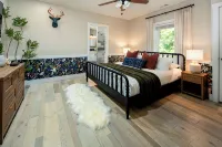 Modern Forest Escape w/ Pickleball, Hot Tub, Sauna, Gym, Fire Pit & Gameroom! - 3-Star