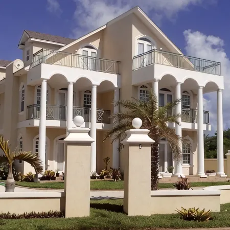 Oceanspray Beach House!!w/ Large Saltwater Pool) in the Heart of the Bahamas.