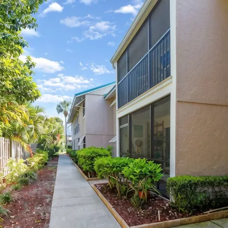 Turtle Cove Condo--- Steps to Siesta Key Beach