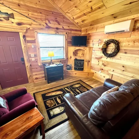 Best Catch #49 Cabin in Town, Walking Distance to the Courthouse Square.