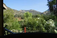 Romantic Couples Cabin near Park Gate Entrance to Sequoia Nat'l Park