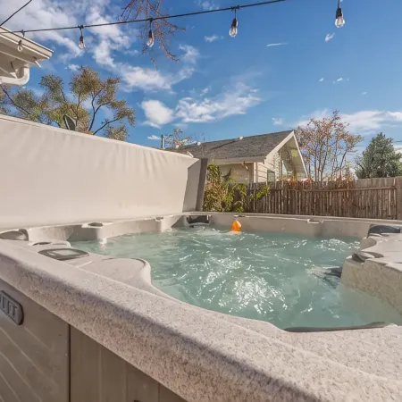 Hot tub, Quiet 3 Bedroom, Close to Downtown, WFH