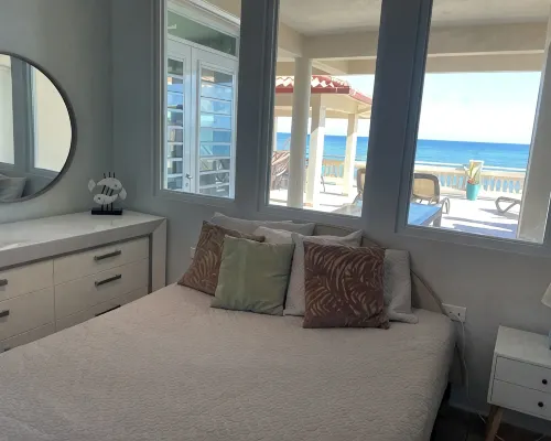 Oceanfront 3 Bdrm House on Surf Beach near Rincon with Private Beach Access 阿瓜達酒店