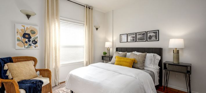 Suite Magnolia. Steps to Downtown & Breweries. Modern 2 bedroom apt w/fireplace. Hotels in Bellingham