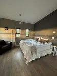New Luxury Riverfront Scenic View - С бассейном