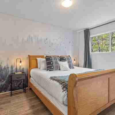 4BR 2000sqft Chalet by DT: 15mins to Banff,  Epic MTN Views, 2-min Walk to Shops Rooms