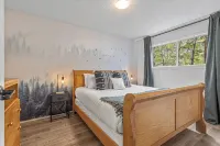 4BR 2000sqft Chalet by DT: 15mins to Banff,  Epic MTN Views, 2-min Walk to Shops - บังกะโล