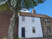 Coble Cottage. By the sea, family and dog friendly - Homestays