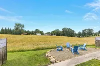 Peaceful Farmhouse Retreat: Hot Tub & Country Side Views. Pets Welcome! Near Avl - Wifi