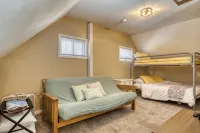Lake George Getaway: Cozy cottage w/ kayaks, cornhole, Xbox, volleyball - 3 estrellas
