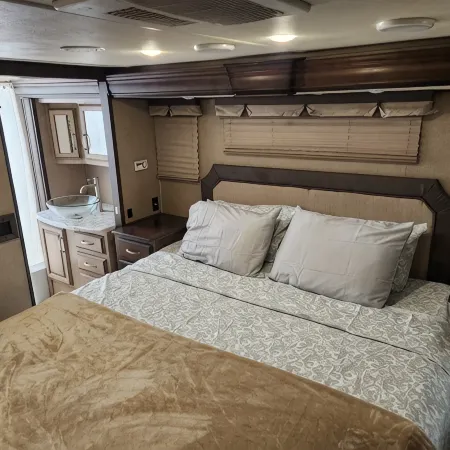 Cozy RV with WiFi and HVAC in Glendale/North Phoenix Luxury Fifth wheel camper