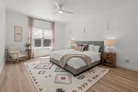 Spacious Airport Heaven - 5 Bedrooms & Hot Tub