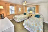 Pet-Friendly, Beach-Themed Tropical Manor 2 Bedrm Apts Across from Daytona Beach - Apartments