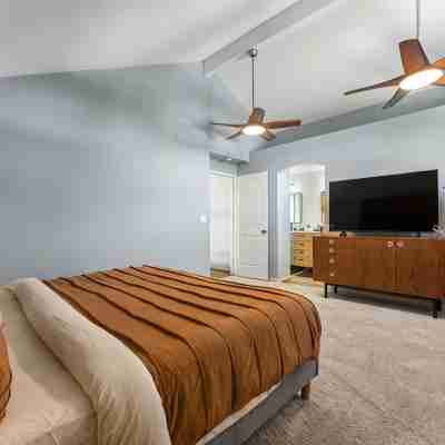 Luxury Home, W/Pool Table; 40 min from Tahoe Rooms