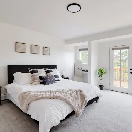 Updated & Spacious 5-bedroom house with Views of the Rock and Mountains