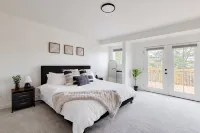 Updated & Spacious 5-bedroom house with Views of the Rock and Mountains - 4-Star