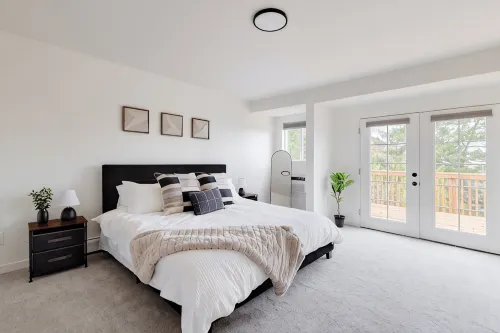 Updated & Spacious 5-bedroom house with Views of the Rock and Mountains - 4성급