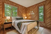 Saw Creek Chalet • Pools • Lake • Firepit • Deck • Gas Grill • by Bushkill Falls - Chalets