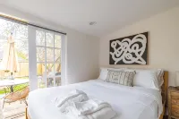 Charming Ballard Cottage Retreat with Cozy Fireplace - Tiny houses